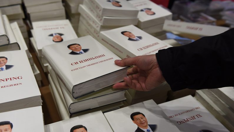 Un membre du personnel range les ouvrages écris pas le président chinois Xi Jinping dans le centre des médias lors du sommet de la Coopération économique pour l’Asie-Pacifique (APEC) tenu à Pékin, le 5 novembre 2014. (Greg Baker / AFP / Getty Images)
