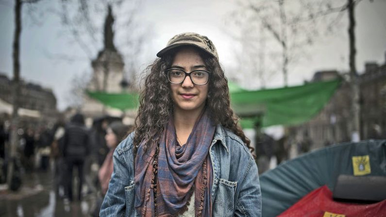 Cherifa, une jeune étudiante du lycée Louis-le-Grand, Place de la République (Paris 5e), lors des rassemblements du mouvement «Nuit debout» en avril 2016. (CHRISTOPHE ARCHAMBAULT/AFP/Getty Images)