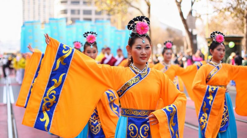 Plus de 5 000 pratiquants et sympathisants du Falun Gong venus de plus de 30 pays ont pris part à la parade de San Francisco le 22 octobre 2016. Leur espoir est d'éveiller les consciences et de mettre fin à la persécution en Chine ayant commencé le 20 juillet 1999. (Benjamin Chasteen/Epoch Times)