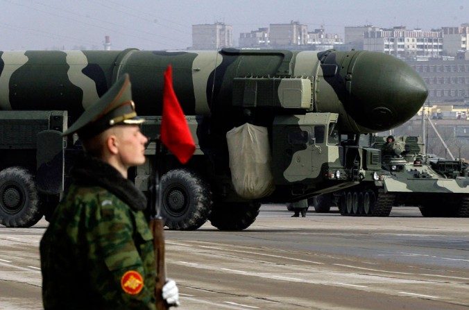 Un missile balistique intercontinental russe, Topol-M, est présenté lors d'un défilé de préparation du Jour de la Victoire le 24 avril 2009, à Alabino près de Moscou, en Russie. (Dmitry Korotayev/Epsilon/Getty Images)