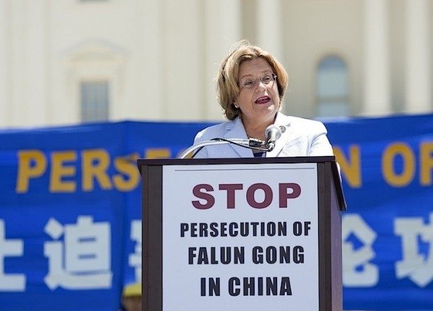 Le membre du congrès Ileana Ros-Lehtinen (R-Fla), s’exprimant lors d’un rassemblement sur la pelouse ouest du Capitole à Washington, DC, jeudi 14 juillet 2011, a déclaré: u00abLa persécution du Falun Gong doit cesser et elle doit cesser maintenant. (Shaoshao Chen/Epoch Times)