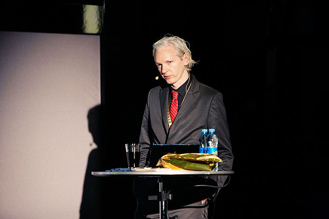 Julian Assange, fondateur de Wikileaks, participe via un lien vidéo à une conférence d’informations marquant le 10eme anniversaire du groupe révélateur de secrets à Berlin, le 4 octobre 2016. Assange a déclaré que Wikileaks prévoit de débuter une série de publications, cette semaine, mais n’en a pas précisé la date et le sujet. (NewMediaDays/Peter Erichsen, CC BY-SA 2.0)