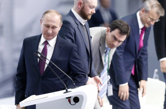 Le président russe Vladimir Poutine assiste à une conférence internationale consacrée au 175e anniversaire de la banque Sberbank à Moscou, le 10 novembre 2016. (SERGEI KARPUKHIN / AFP / Getty Images)
