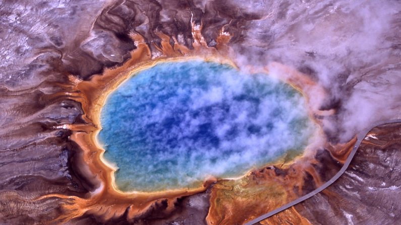 Le Grand Prismatic Spring, dans le parc national du Yellowstone aux États-Unis, est un terrain fertile pour la croissance microbienne. (Wikimedia Commons)
