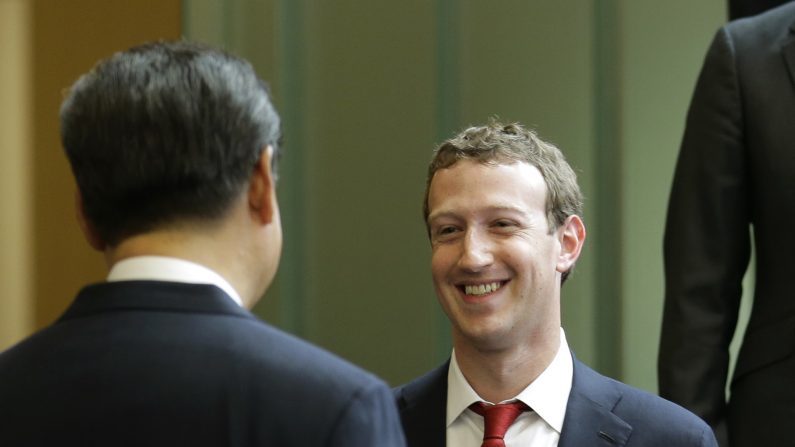 Le président chinois Xi Jinping (de dos) s'entretient avec le PDG de Facebook, Mark Zuckerberg (à d.), accompagné de Lu Wei, le pape de l’internet chinois (non visible sur l’image) lors d'une rencontre PDG et dirigeants, le 23 septembre 2015 à Redmond, Washington. (Ted S. Warren-Pool/Getty Images)
