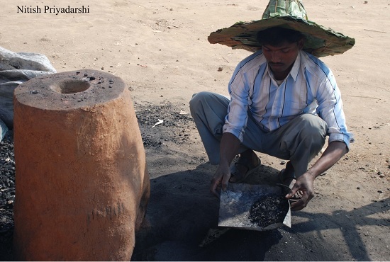 Un Asur de notre époque fait une démonstration de fabrication de fer dans un four traditionnel dans la ville de Ranchi, devant les chercheurs et les journalistes. (Nitish Priyadarshi) 