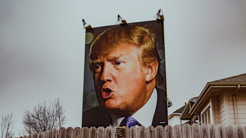 Un partisan de Donald Trump exhibe son soutien sans faille au candidat républicain, à West Des Moines (Iowa). Tony Webster/Flickr, CC BY-NC-ND