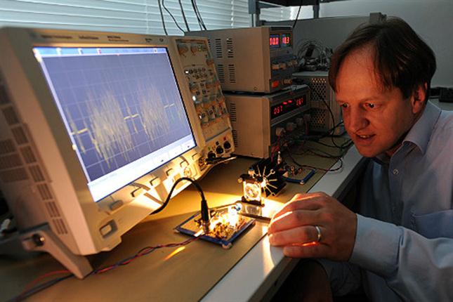 Le professeur Harald Haas de l'Université d'Edimbourg a inventé une nouvelle technologie de communication, le « Li-Fi ». (Université d'Edimbourg) 
