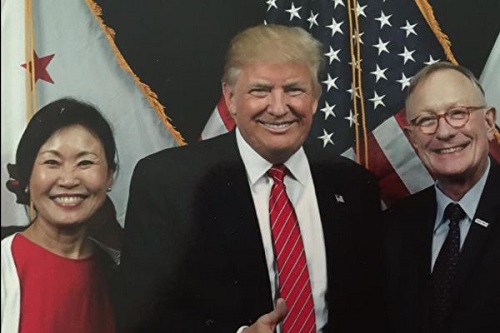 Shawn Steel (à droite), son épouse Michelle et Donald Trump. Source :  Facebook