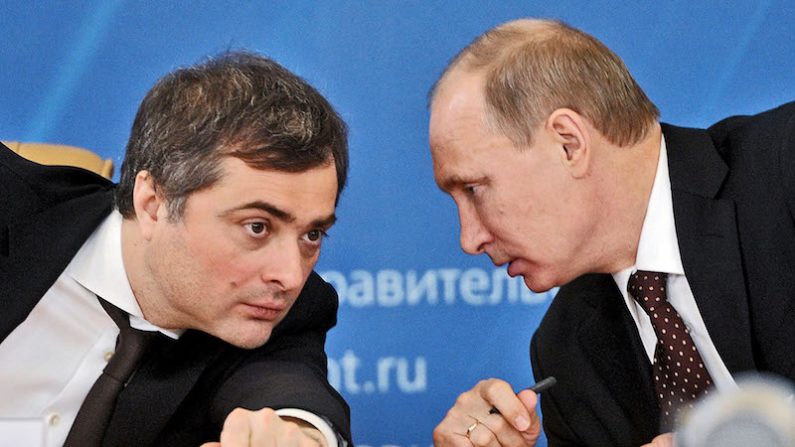 Vladislav Sourkov aux côtés de Vladimir Poutine.(ALEXEI NIKOLSKY/AFP/Getty Image)