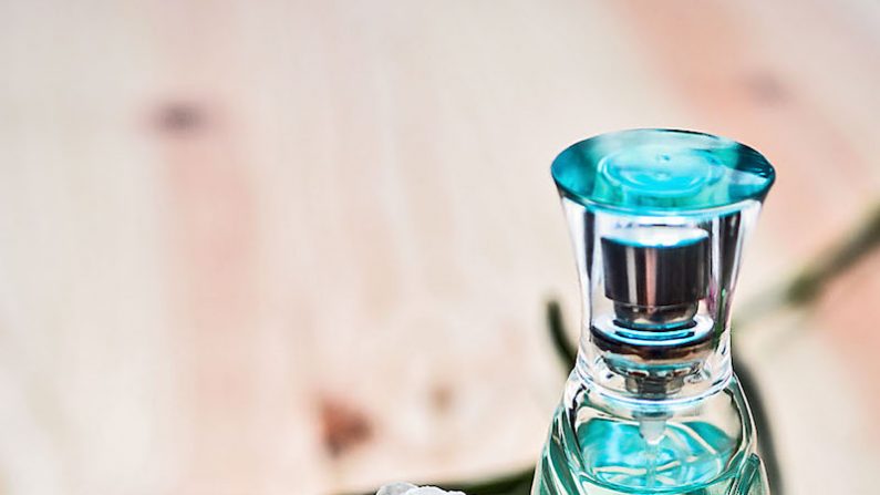 Les parfums contiennent des ingrédients chimiques cachés et protégés par le droit commercial. Vous pourriez développer des réactions allergiques. (Pixabay)