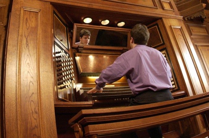 Paul Jacobs joue du grand orgue Mander à l'église Saint-Ignace de Loyola à New York. (Courtesy of Paul Jacobs)