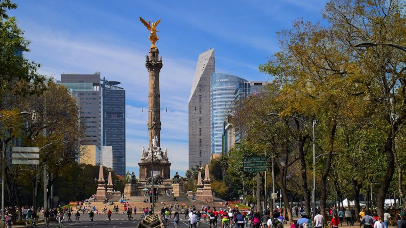Chaque dimanche, le large boulevard du Paseo de la Reforma devient l’espace de jeux des cyclistes et piétons qui en profitent pour découvrir de plus près l'imposant monument de l'Indépendance surmonté d'un ange doré. (Charles Mahaux)