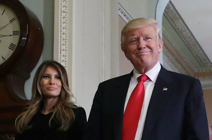 Le président élu, Donald Trump et son épouse, Melania Trump sortent d’une réunion avec Mitch McConnell, dirigeant de la majorité au Sénat, au Capitole Américain à Washington DC, le 10 novembre 2016. (Mark Wilson/Getty Images)