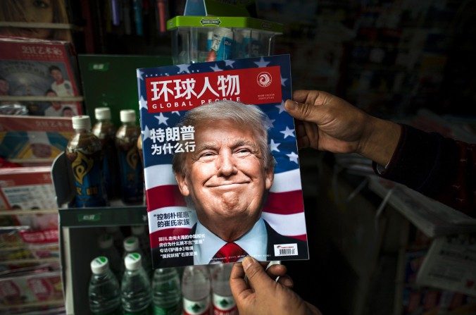 Le magazine chinois Global People avec un éditorial intitulé « Pourquoi Trump a gagné» vendu dans un kiosque à Shanghai, le 14 novembre 2016. (Johannes Eisele AFP / Getty Images)
