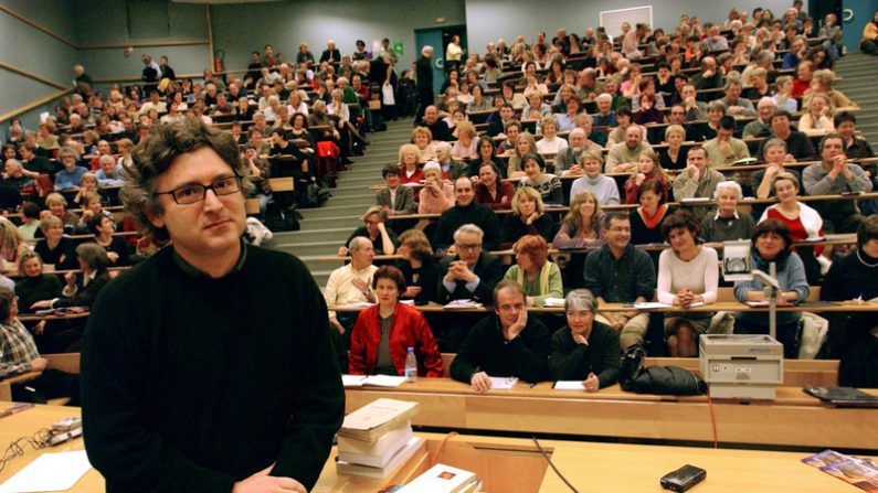 Le philosophe Michel Onfray à l’université populaire de Caen en 2005. (AFP PHOTO/Mychele Daniau)