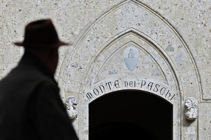 Un homme devant le siège de la Banque Monte dei Paschi di Siena, la plus ancienne banque du monde, le 25 janvier2016. La banque doit sécuriser un capital de 5 milliards d'euros pour survivre. (Fabio Muzzi / AFP / Getty Images)