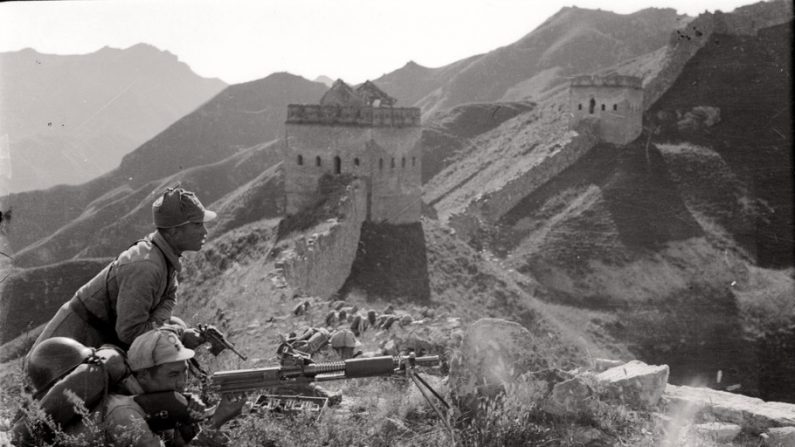 L'Armée de la 8e route combattant sur la Grande Muraille de Chine à Laiyuan dans le Hebei, 1938. (Domaine Public)