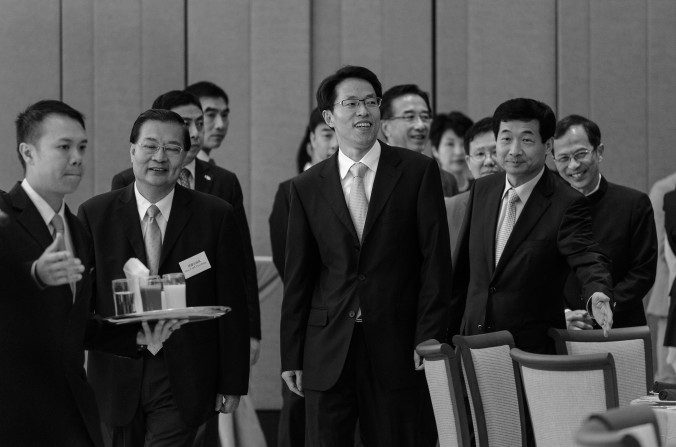 Zhang Xiaoming (C), directeur du Bureau de liaison de Chine à Hong Kong, assiste à un déjeuner avec les membres du Conseil législatif de Hong Kong et les hauts fonctionnaires de Pékin à Hong Kong le 16 juillet 2013. (Philippe Lopez / AFP / Getty Images)
