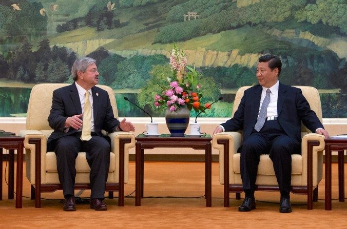 Terry Branstad, le gouverneur de l’Iowa, rencontrait le leader chinois Xi Jinping lors d'une réunion à Pékin le 15 avril 2013. Le président élu Donald Trump vient de nommer Branstad ambassadeur des États-Unis en Chine. (ANDY WONG/AFP/Getty Images)