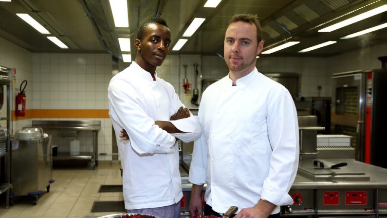 Portrait d'apprenti cuisinier et du chef dans une cuisine de collège du Val-de-Marne. David Merle Départ. Val de Marne / flickr, CC BY-NC-ND