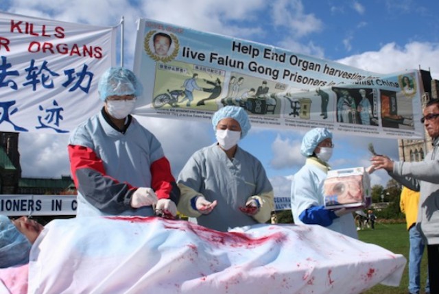 Une manifestation aux USA mettant en scène des prélèvements forcés d'organes en Chine. (Epoch Times)