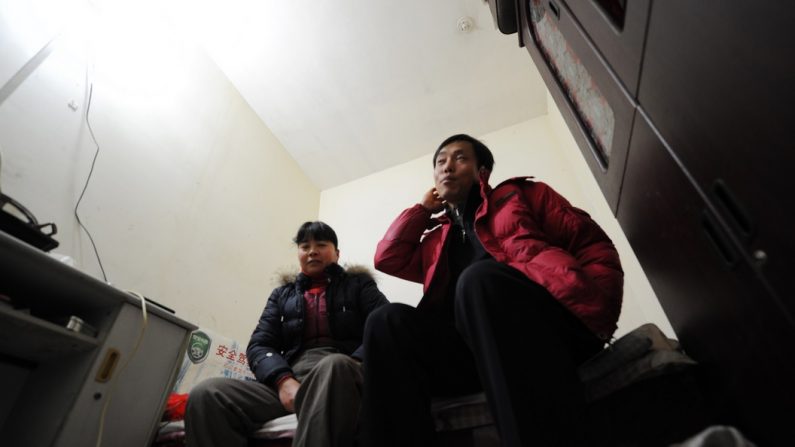 Des travailleurs migrants chinois sont assis dans leur minuscule chambre, trois étages sous terre, dans un abri anti-aérien à Pékin. Ces travailleurs font partie de ce que les habitants de Pékin appellent la «tribu des rats». (Peter Parks/AFP/Getty Images) 