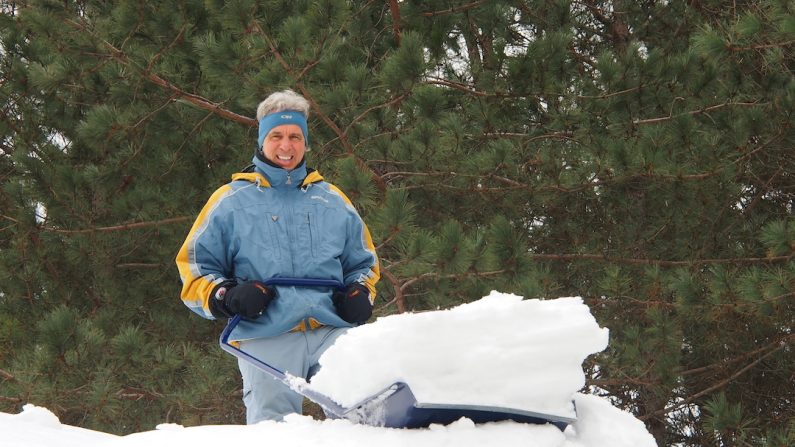 La pelle-traîneau est faite pour pousser la neige plutôt que de la lever, ce qui est toujours à privilégier. (Nathalie Dieul/Epoch Times)