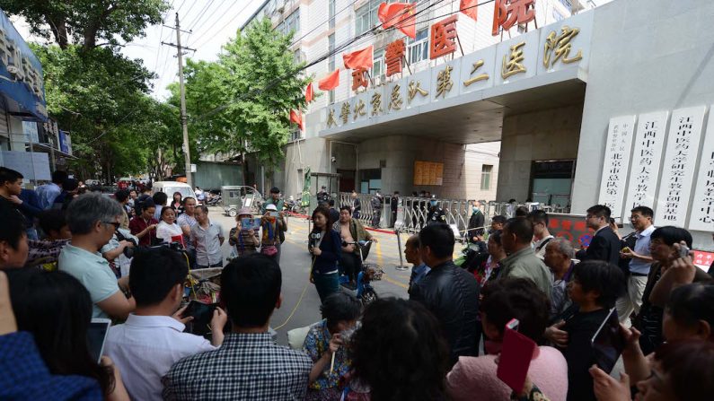 Une foule se rassemble à l’extérieur du Deuxième hôpital du Corps de police armée de Pékin le 4 mai 2016. (Epoch Times)