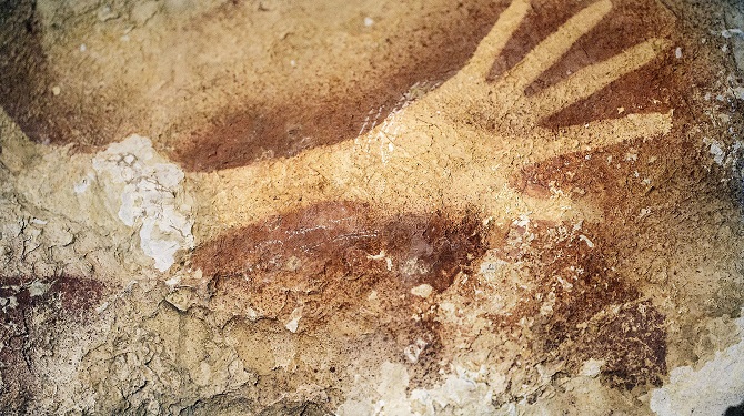 L’art rupestre dans les grottes en Indonésie il y a 40 000 ans. (Capture d'écran vidéo)
