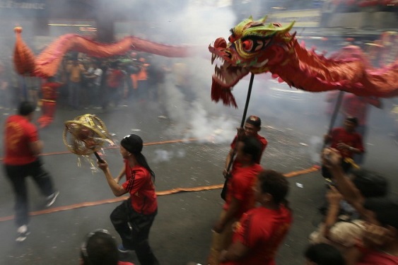 Des danseurs du dragon à Manille pour le Nouvel An chinois 2015. (AP Photo/Bullit Marquez)