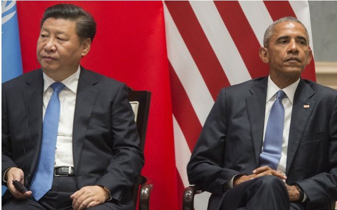 Le président Barack Obama et le leader chinois Xi Jinping se rencontrent autour de l’accord de Paris sur le climat au sommet des dirigeants du G20 à Hangzhou, en Chine, le 3 septembre 2016. (SAUL LOEB / AFP / Getty Images)