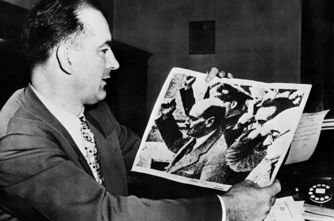 Le sénateur américain Joseph McCarthy tient une photo montrant Clément Richard Attlee, homme d'État britannique et premier ministre (1945-1951), faisant le salut communiste pendant la guerre civile espagnole. (AFP / AFP / Getty Images)