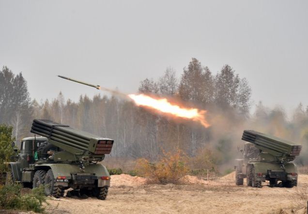 Le BM-21, le lance-roquettes multiple 122 mm MLRS ukrainien lors d’un exercice militaire dans un champ de tir près de Devichiki dans la région de Kiev le 28 octobre 2016. (GENYA SAVILOV / AFP / Getty Images)