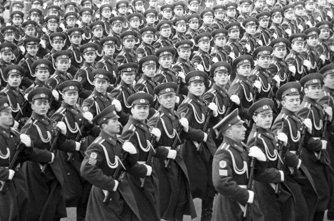 Les cadets du corps des gardes-frontières du KGB lors de la parade militaire de leur académie sur la Place Rouge à Moscou, en 1972. (Archives RIA Novosti, image # 700215 / Lev Polikashin / CC-BY-SA 3.0)