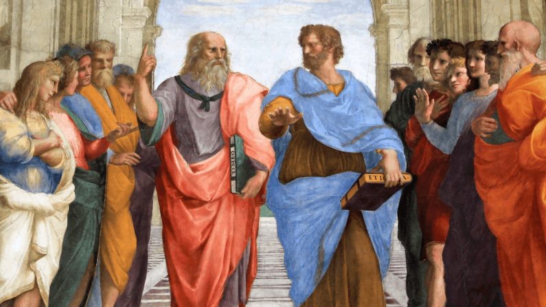 L'École d'Athènes, fresque de la chapelle Sixtine à Rome. À gauche Platon indique le sommet, à droite Aristote indique le monde terrestre. (Domaine public)