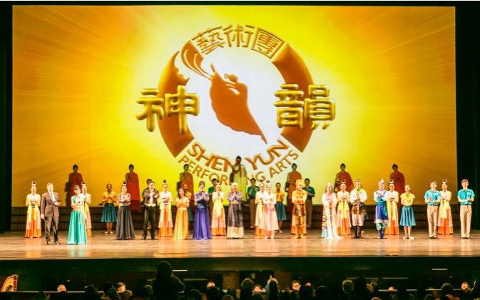 La compagnie Shen Yun Performing Arts lors du dernier rappel au Kennedy Center Opera House, le 21 février 2016. (Lisa Fan/Epoch Times)