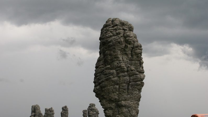 L'un des « Sept géants », d'environ 40 m de hauteur. (République des Komis)