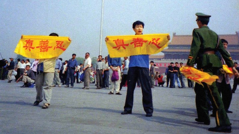 Des manifestants sur la place Tiananmen à Pékin demandant la fin de la persécution du Falun Gong en Chine
