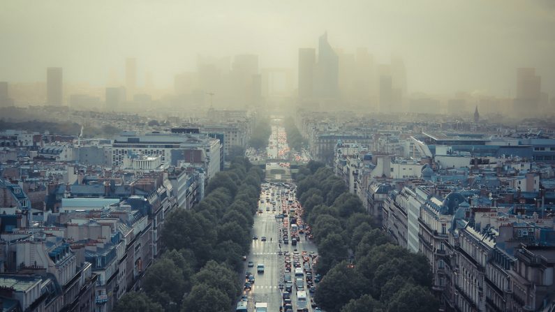 Paris aura connu plusieurs pics de pollution en 2016. dbakr/Flickr, CC BY