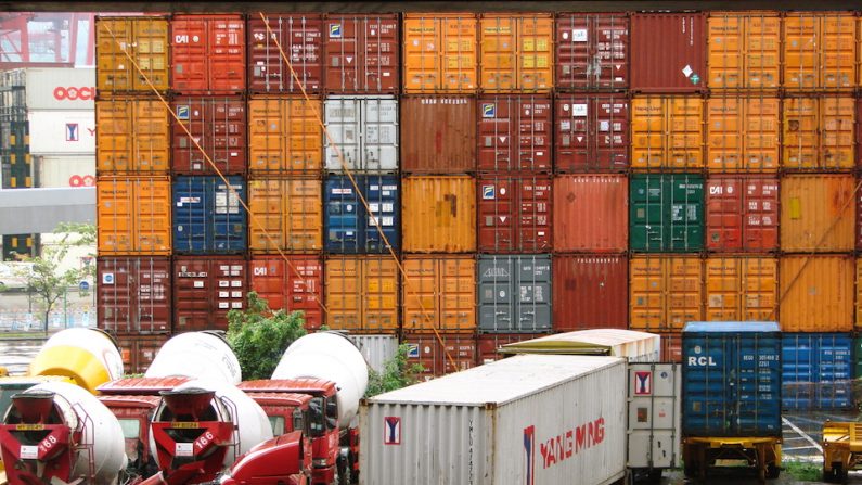 Des camions parmi les conteneurs dans un port de Hong Kong. Le Canada veut augmenter le commerce avec la Chine malgré une vague montante de protectionnisme. (Photocapy/flickr)
