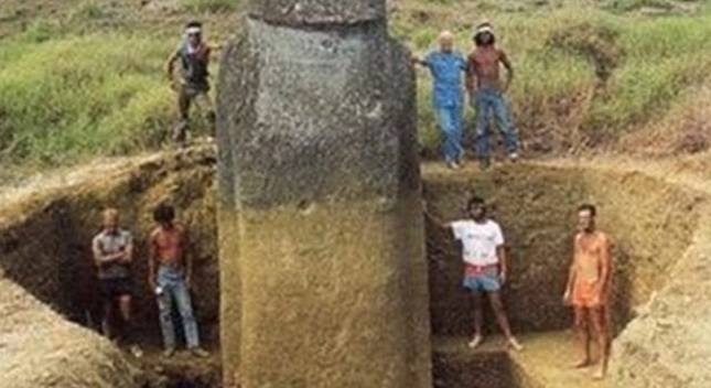 Cette image montre qu’en plus de la tête de la statue Moaï se trouve un corps complet géant, qui était caché sous terre.