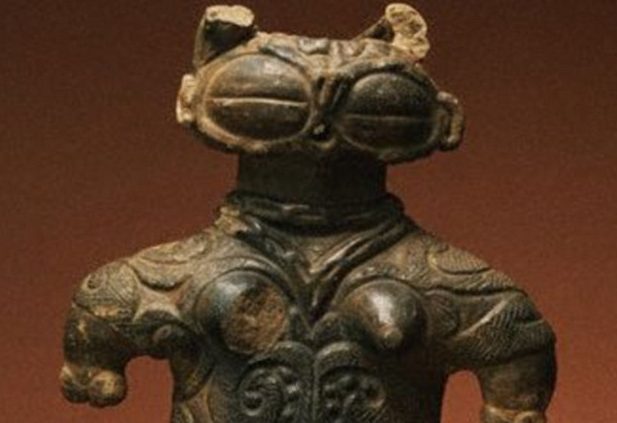 La culture Jōmon semble avoir été une culture de paix qui favorisait la création de bijoux et d’art plutôt que la guerre. Ils sont connus pour avoir réalisés des statuettes (photo) et des récipients élaborés en argile.