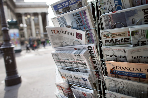 Les Français font de moins en moins confiance aux médias, qui sont de plus en plus aidés par l'État. (FRED DUFOUR/AFP/Getty Images)