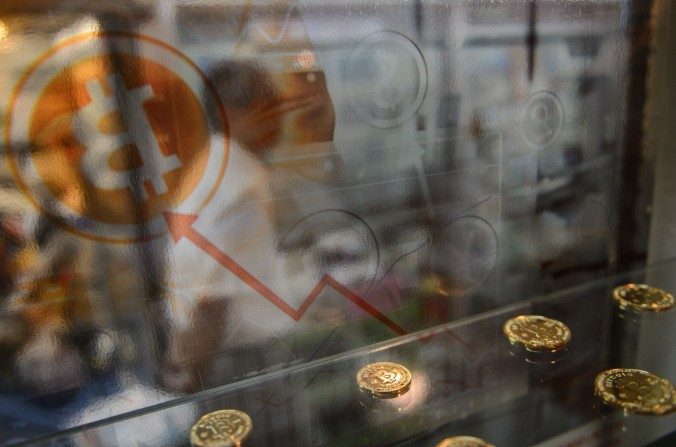 Présentoir de bitcoins dans un magasin de Hong Kong en août 2016 (Anthony Wallace/AFP/Getty Images)
