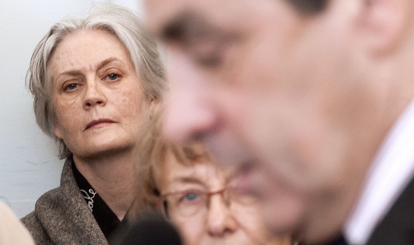 Penelope Fillon regarde son mari, François Fillon, lors d'une réception à la mairie de Sablé-Sur-Sarthe, dans le nord-ouest de la France, le 10 décembre 2010. (JEAN-FRANCOIS MONIER / AFP / Getty Images)