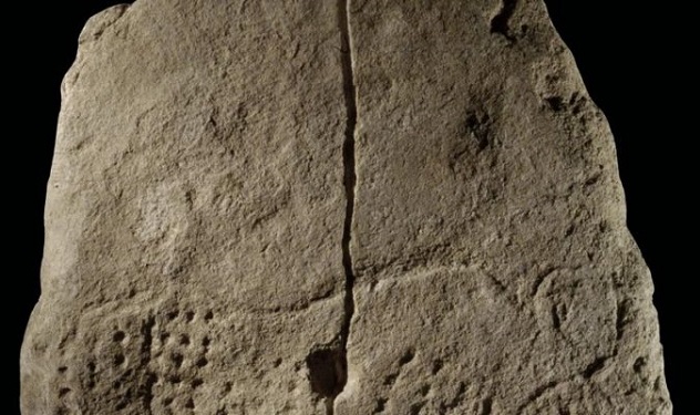 Le pot de terre cuite déterré, présentant un motif en forme d’auroch et une série de trous. La pièce date d’il y a 38 000 ans. (Musée National de la Préhistoire)