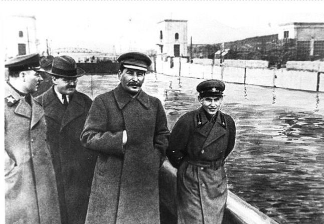 Les dirigeants soviétiques (de g. à dr.) Kliment Vorochilov, Vyatcheslav Molotov, Staline et Nikolai Iejov sur les rives du canal de Moscou. Après que le chef de la police secrète Iejov ait été jugé et exécuté, il sera effacé (pendant la période de  1939 à 1991) de cette photo. (Wikipedia Commons)