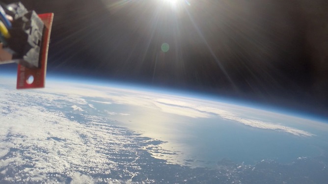 La côte Atlantique du Maine prise durant le vol d’un ballon météo pour mesurer les rayons cosmiques depuis une altitude de 36 000 m, en septembre 2016. (SpaceWeather.com)
