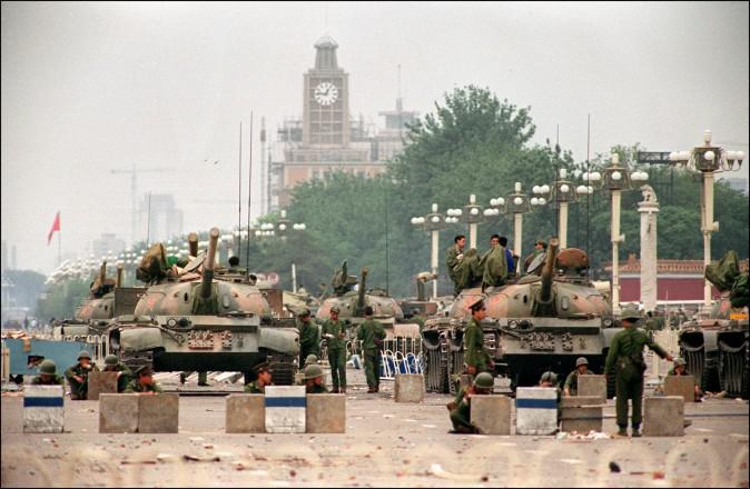 Chars de l’Armée populaire de libération (APL) sur l'avenue Chang'an menant à la place Tiananmen à Pékin, le 6 juin 1989. (Manuel Ceneta / AFP / Getty Images)